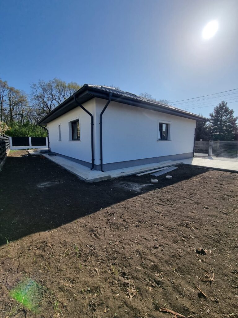 Această proprietate de 4 camere, 85 mp utili și 360 mp teren este situată într-o zonă aerisită, vis-a-vis de Pădurea Mârzești, la doar 100 m de stația de autobuz.